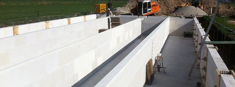 Lange gelijmde kalkzandsteen wand op een bouwplaats